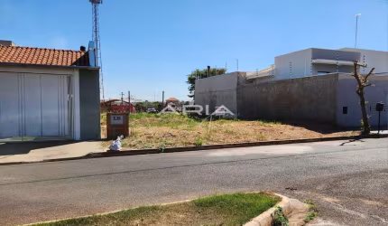 Lote residencial, com 253m  11x23m, localizado em área comercial e fácil acesso.