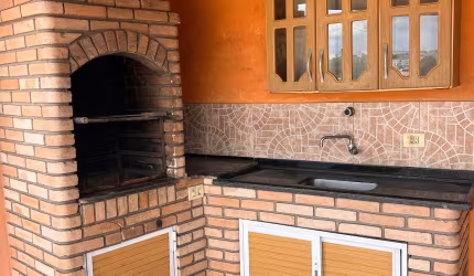Oportunidade Incrível! Duas Casas em Terreno Espaçoso com Área Gourmet