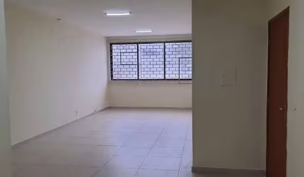 Sala comercial para alugar na Estrada dos Bandeirantes, 316, Taquara, Rio de Janeiro por R$ 1.200