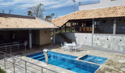 Casa de luxo no Condomínio Reserva das Aroeiras em Bela Vista de Goiás - 4 quartos, 2 suítes, 302m², 5 vagas. Venha conferir!