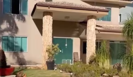 Espetacular sobrado à venda em Goiânia-GO, Residencial Jardins Florença: 4 quartos, 4 suítes, 3 salas, 5 banheiros, 4 vagas de garagem.