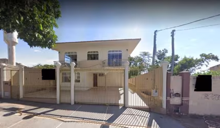 Imponente sobrado de luxo com 5 quartos e 4 suítes à venda em Goiânia-GO, bairro Bro Cidade Jardim - 452m², 5 vagas.