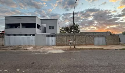 Sobrado à venda em Goiânia-GO, Res. Beatriz Nascimento: 5 quartos, 2 suítes, 3 salas, 4 banheiros, 3 vagas de garagem, 275 m².