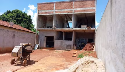 Sobrado de 3 quartos com suíte, 2 salas e 2 vagas de garagem no Setor São Carlos, Goiânia-GO: Confira!