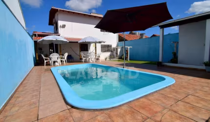 CASA COM PISCINA NO CENTRO