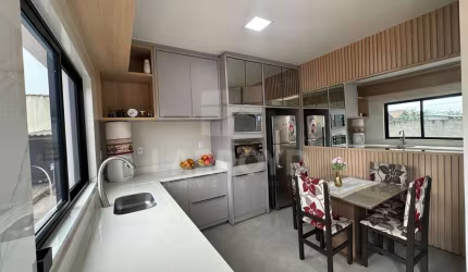 CASA COM AMPLO TERRENO