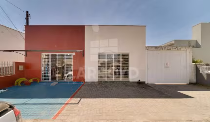 CASA MISTA COM SALAS COMERCIAIS E EDÍCULA