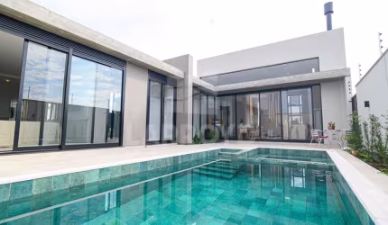 CASA DE ALTO PADRÃO COM PISCINA