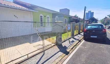 CASA COM ÁREA DE CHURRASCO