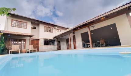 CASA MOBILIADA COM PISCINA