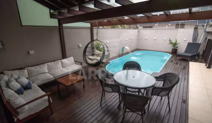 CASA COM PISCINA E ESPAÇO GOURMET
