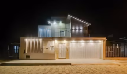 CASA COM DOIS PAVIMENTOS E ÁREA GOURMET