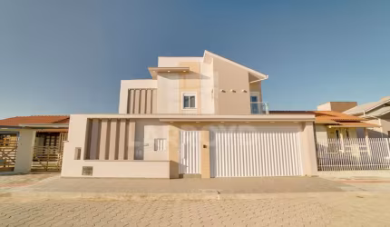 CASA COM DOIS PAVIMENTOS E ÁREA GOURMET