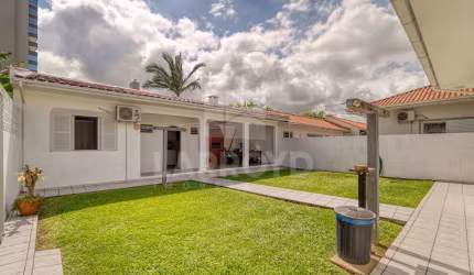 CASA NO CENTRO COM TERRENO AO LADO