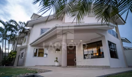 CASA COM PISCINA EM OFICINAS