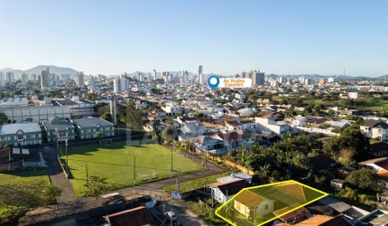 TERRENO COM DUAS CASAS