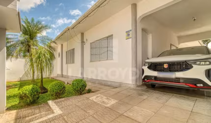 CASA COM EDÍCULA NO CENTRO