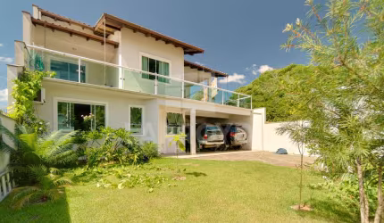CASA COM DOIS PAVIMENTOS E PISCINA