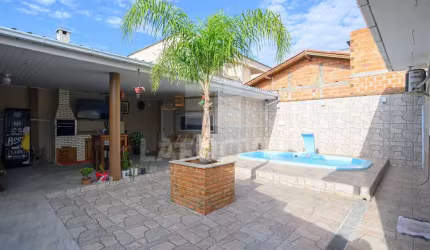 CASA SEMIMOBILIADA COM PISCINA
