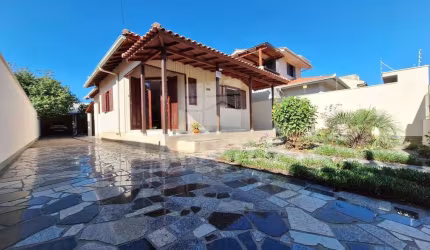 CASA COM EDÍCULA