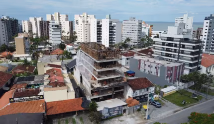 Um apartamento por andar em Caiobá