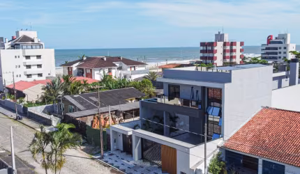 Casa Alto Padrão à poucos passos do Mar
