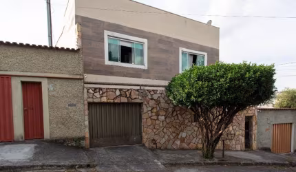 Excelente casa de dois andares, churrasqueira e piscina (próximo à Avenida Abílio Machado)