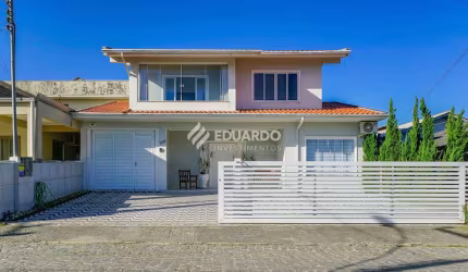 Casa com Sala Comercial e Piscina à Venda em Canto Grande, Bombinhas SC