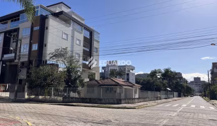 Lote à Venda com Casa de Madeira a 210m da Praia de Mariscal – Bombinhas/SC