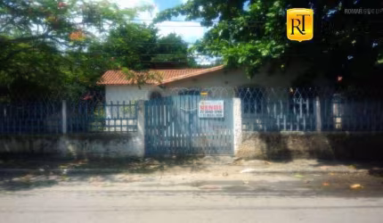 Casa com amplo espaço para investimento e lazer em local privilegiado