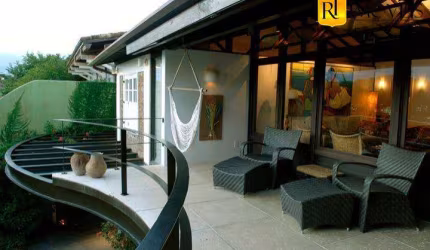 Casa Alto Padrão na Praia da Ferradura c/ pequena Praia Part