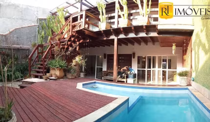 Casa na Praia Grande com potencial para transformar em pousada.