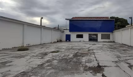 Amplo imóvel comercial para locação no Centro de Araruama/RJ