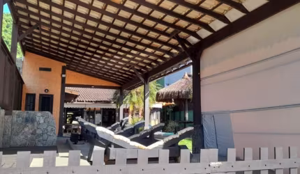 EXCELENTE CASA COSTEIRA NA ESTRADAS DOS MARINAS