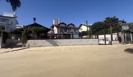 Casa de frente para a praia de Cacupe!