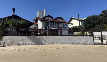 Casa de frente para a praia de Cacupe!