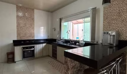 Casa para Venda em Araxá, CENTRO, 4 dormitórios, 1 suíte, 2 banheiros, 4 vagas