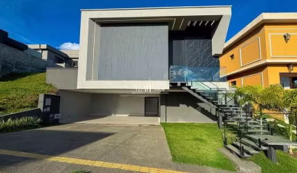 Casa Subtérrea com 4 suítes plenas, incluindo uma master.