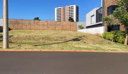 Agradável lote em condomínio para venda, 335m²