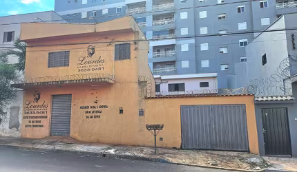 Atraente casa tipo para venda com 6 quartos, sendo 1 suíte, 326m²