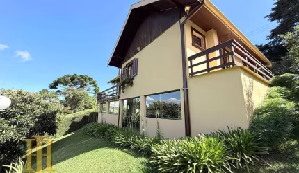 Casinha amarela  com vista para as montanhas