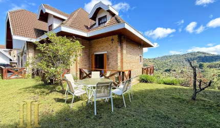 Casa clássica a venda em condomínio