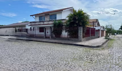 Casa alvenaria com aproximadamente 250 m² 4 dormitórios 2 suítes estar social es