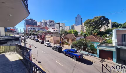 Apartamento Central com 3 Dormitórios, Sacada e Garagem – Próximo à UFN e Av. Pr
