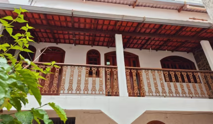 ALUGO - CASA COM TERRAÇO - MARIA ORTIZ