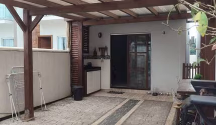 Casa no Areias com 2 dormitórios sendo um suíte possuindo 65m² a venda