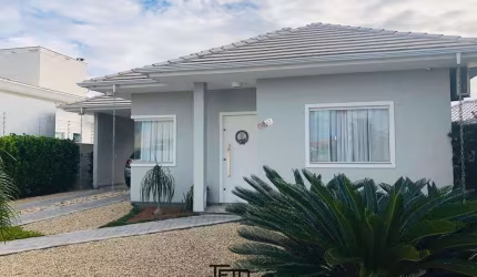 Casa a venda no bairro Universitários com 80m², 2 dormitórios,  piscina, 2 vagas