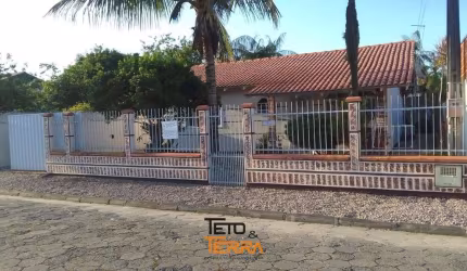 Casa á venda no bairro Universitários, com 2 suítes possuindo 69m²