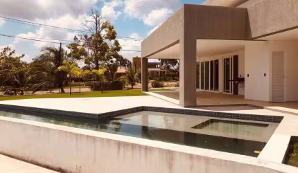 Casa de alto padrão; Cond Colonial Inn; térrea; com 5 suítes, sendo uma master; sala ampla; dependê