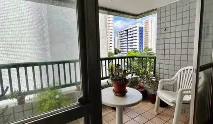 Apartamento à venda com 115m²; 3 quartos, sendo 1 suíte; dependência completa e 1 vaga de garagem,
